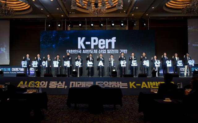 배경훈 부총리 겸 과학기술정보통신부 장관이 10일 오전 서울 중구 롯데호텔에서 열린 2025 인공지능반도체 미래기술 컨퍼런스 에서 산업계 중심의 공동성능지표K-Perf 발굴 확산 고도화를 위해 K-Perf 협의체 출범식을 하고 있다 사진과학기술정보통신부