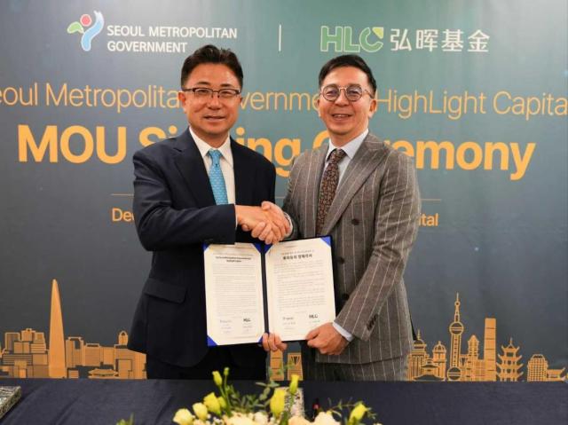 지난 9일 서울시-하이라이트캐피탈 투자유치 MOU 체결식에서 주용태 서울시 경제실장왼과 스티브 왕 CEO오가 협약서를 들고 기념촬영하고 있다 사진서울시
