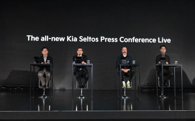  왼쪽부터 기아 고객경험본부장 류창승 전무 기아 송호성 사장 기아글로벌디자인담당 카림 하비브 부사장 기아 국내상품실장 서하준 상무