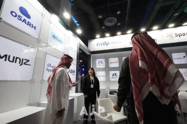 Participants of the COMEUP 2025 startup festival engage in a business meeting in COEX located in southern Seoul on December 10 AJP Han Jun-gu