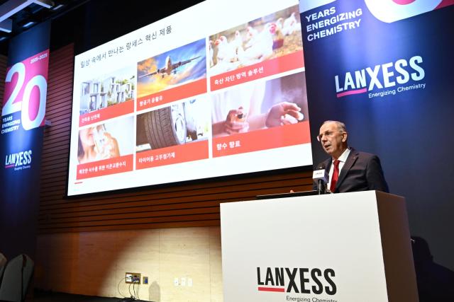 랑세스 20주년 기념 미디어 라운드 테이블에서 발표를 진행하고 있는 후버트 핑크 랑세스 그룹 경영이사회 이사JPG