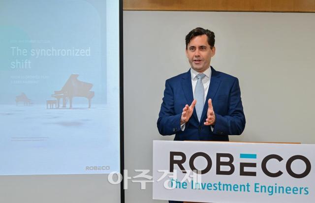 조슈아 크랩 로베코자산운용 아시아·태평양 주식운용 대표가 10일 서울 여의도 금융투자교육원에서 '2026년 글로벌 주식시장 전망 간담회'를 진행하고 있다. [사진=로베코자산운용 제공]