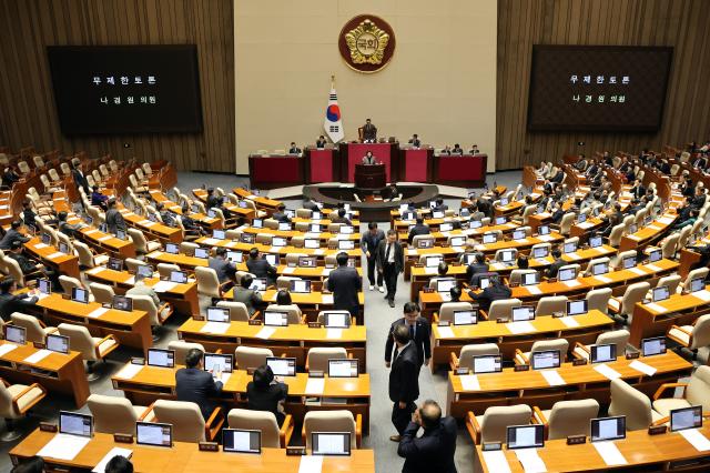 지난 9일 국회 본회의에서 국민의힘 나경원 의원이 가맹사업거래의 공정화에 관한 법률 일부개정법률안에 대해 무제한 토론하는 가운데 민주당 의원들이 회의장을 빠져나가고 있다사진연합뉴스
