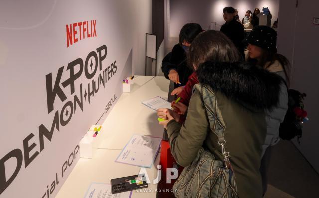 10일 서울 성동구에서 열린 넷플릭스 케이팝데몬헌터스 팝업 스토어에서 관람객이 부스를 관람하고 있다 AJP Yoo Na-hyun
