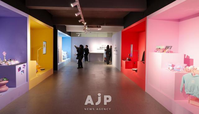 10일 서울 성동구에서 열린 넷플릭스 케이팝데몬헌터스 팝업 스토어에서 관람객들이 쇼룸을 둘러보고 있다 AJP Yoo Na-hyun
