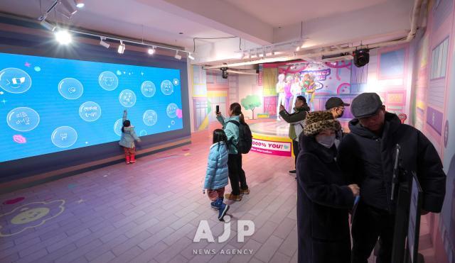 10일 서울 성동구에서 열린 넷플릭스 케이팝데몬헌터스 팝업 스토어에서 관람객들이 사자보이즈 부스를 체험하고 있다 AJP Yoo Na-hyun
