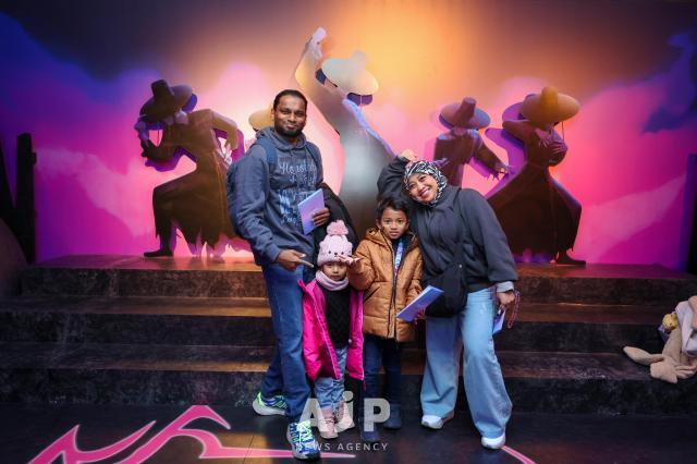 10일 서울 성동구에서 열린 넷플릭스 케이팝데몬헌터스 팝업 스토어에서 관람객들이 사자보이즈 부스에서 포즈를 취하고 있다 AJP Yoo Na-hyun
