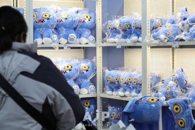 10일 서울 성동구에서 열린 넷플릭스 케이팝데몬헌터스 팝업 스토어에서 관람객이 더피캐릭터 굿즈를 보고 있다 AJP Yoo Na-hyun
