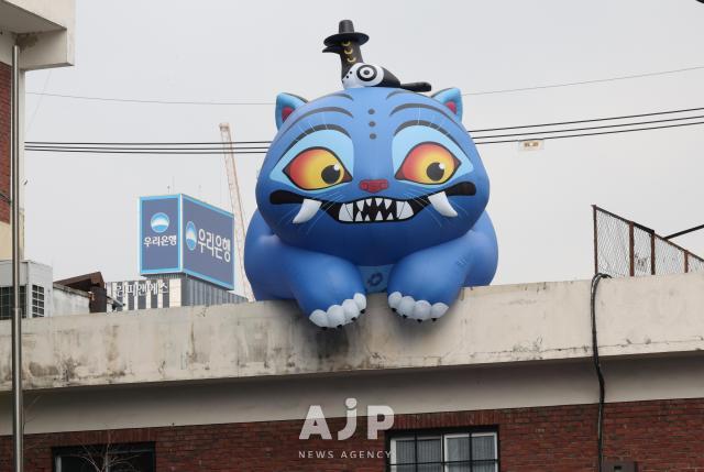 10일 서울 성동구에서 열린 넷플릭스 케이팝데몬헌터스 팝업 스토어 건물 옥상에 더피 캐릭터가 위치하고 있다 AJP Yoo Na-hyun
