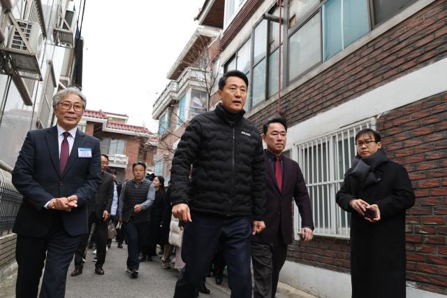 오세훈 서울시장이 서울 영등포구 대림동 대림1구역 재개발 현장을 찾아 사업 추진 현황을 점검하고 있다 사진연합뉴스