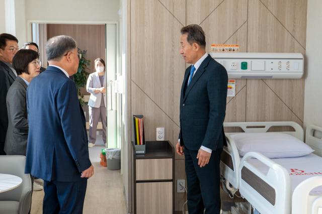 조한봉 롯데복지재단 이사장이 보바스기념병원을 둘러보고 있다 사진롯데복지재단