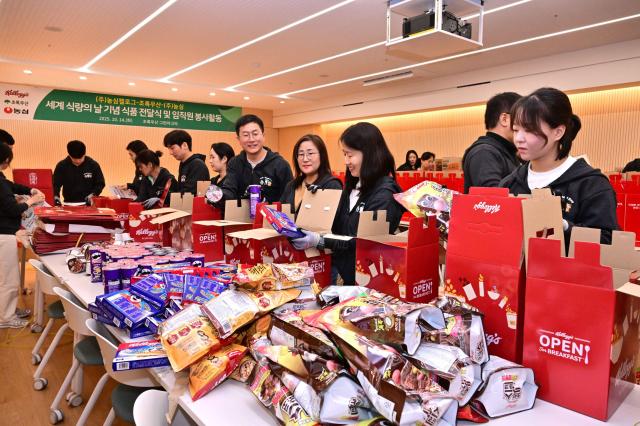 농심켈로그 임직원들이 세계 식량의 날을 기념해 어린이들에게 전달할 식품을 포장하고 있다 사진농심켈로그