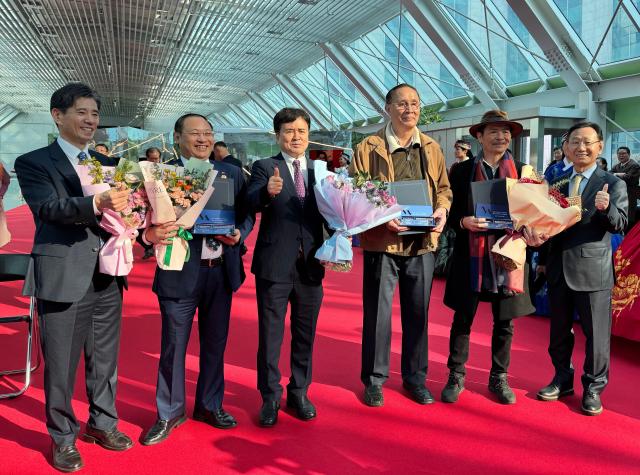 từ phải qua Giám đốc Tòa soạn Economic Daily Yang Kyu-huyn Ông Võ Văn Quân Giám đốc Bảo tàng Thêu Đà Lạt Dalat XQ TS Nguyễn Thanh Dũng Phó Hiệu trưởng Trường Đại học Cửu Long Mekong Chủ tịch Tập đoàn AJU Media Kwak Young-kil Ông Nguyễn Việt Thung Tổng Giám đốc Công ty Cổ phần JV-Link Toàn cầu Chủ tịch KOVECA Kwon Sung-taek ẢnhHoàng Phương Ly