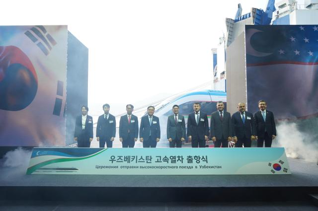  10일 경남 창원시 마산항에서 열린 ‘우즈벡 고속차량 초도 편성 출항식’에서 관계자들이 기념촬영을 하고 있다 오른쪽부터 알리셰르 압두살로모프 주한 우즈베키스탄 대사 주파르 나르줄라예프 우즈베키스탄 철도청장 자수르벡 초리예프 우즈베키스탄 교통부 차관 잠시드 호자예프 우즈베키스탄 경제부총리 김정훈 현대로템 레일솔루션사업본부장 허성무 더불어민주당 의원 김영주 경상남도 경제부지사 우정훈 국토부 철도정책과장 아이다 이스마일로바 주한 키르기즈공화국 대사사진현대로템