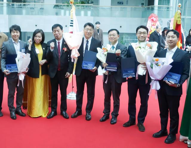 từ trái sang Đại diện Tập đoàn LS Kim Dae-sung Tác giả Kim Seon-mi Đại sứ Việt Nam tại Hàn Quốc Vũ Hồ Giám đốc điều hành Lock  Lock Việt Nam Park Ik-sung Giám đốc điều hành HS Hyosung Choi Hyeong-sik Đại diện Samsung Display Choi Jun-seon và Phó Giám đốc Lotte Holdings Choi Joo-hyun ẢnhNamgung Jin-woong timeidajunewscom