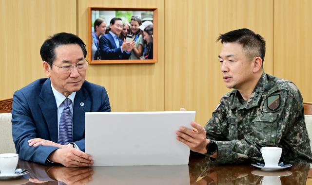 유정복 인천광역시장이 10일 시청 접견실에서 이광섭 육군 제17보병사단장과 인천 안보태세를 점검하고 있다 사진인천시
