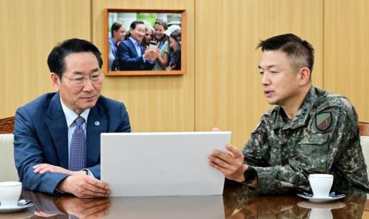 유정복, 17사단장과 인천 안보태세 점검…장병들과 지휘관의 노고에 감사