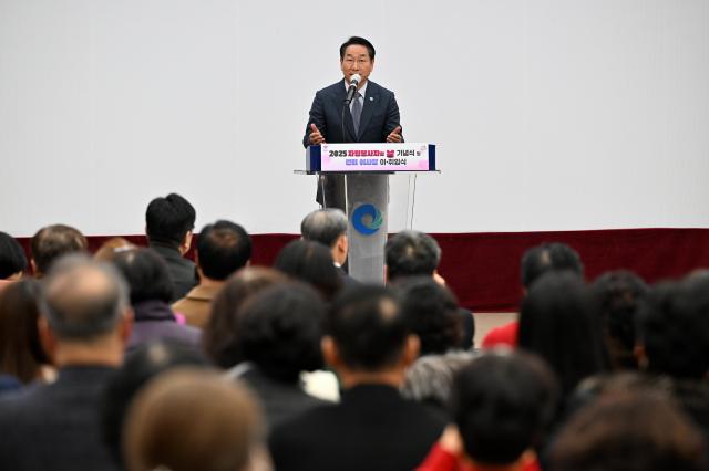 유정복 인천광역시장이 10일 시청 대회의실에서 열린 2025년 자원봉사자의 날 기념식 및 자원봉사센터 이사장 이·취임식에서 축사를 하고 있다 사진인천시