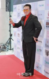 [포토] 포즈 취하는 ​​​​​​​MC 딩동