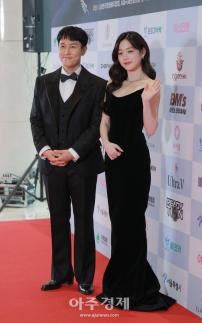 [포토]  김동완·이유비, 2025 서울국제영화대상 MC