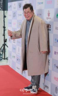 [포토] 백일섭, 2025 서울국제영화대상 레드카펫 참석