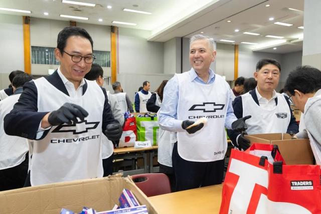 GM 한국사업장과 국내 GM 협력사 모임인 협신회는 지난 10일 인천시 부평구 GM 한국사업장 본사 홍보관 대강당에서 ‘사랑의 선물상자 만들기’ 행사를 진행했다 사진GM 한국사업장