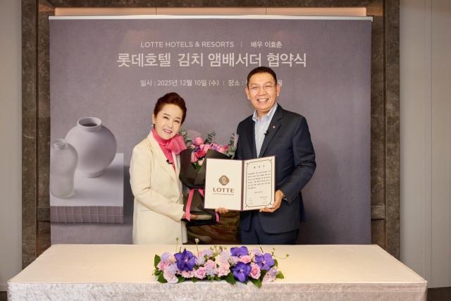 10일 롯데호텔 서울에서 열린 ‘롯데호텔 김치 앰배서더’ 위촉식에서 이효춘 배우왼쪽와 정호석 롯데호텔앤리조트 대표이사가 기념 촬영을 하고 있다 사진롯데호텔앤리조트