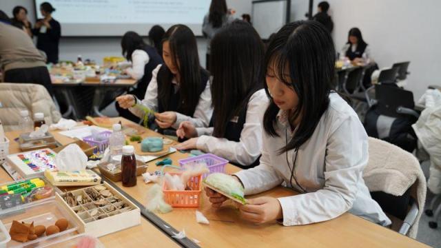 GS칼텍스 여수공장을 방문한 부영여고 학생들이 공장 견학 프로그램에 참여하고 있다 사진GS칼텍스