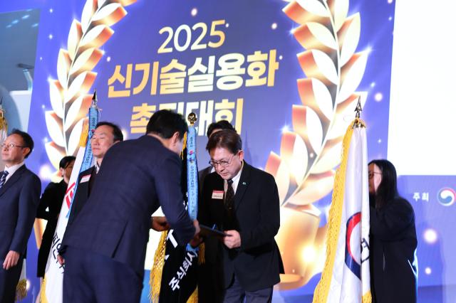 임종덕 국립문화유산연구원장이 10일 서울 용산구 피스앤파크컨벤션에서 열린 ‘2025년도 산업기술진흥유공’에서 국무총리표창을 받고 있다 사진국가유산청 