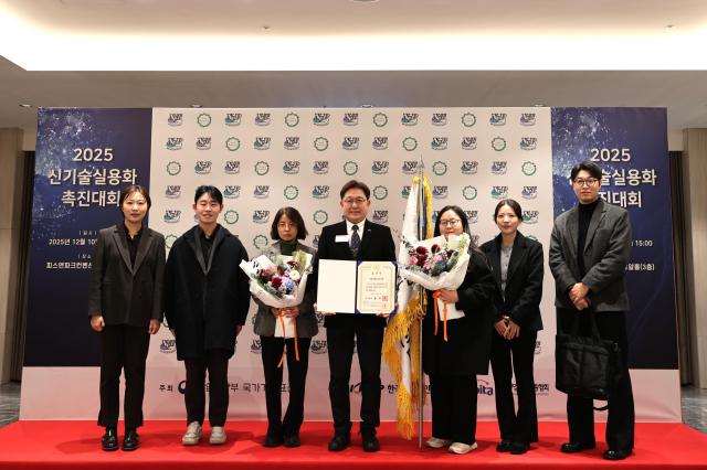 ‘2025년도 산업기술진흥유공’ 국무총리표창 수상 후 기념촬영하는 임종덕 국립문화유산연구원장가운데과 관계자들 ‘251210 서울 피스앤파크컨벤션JPG