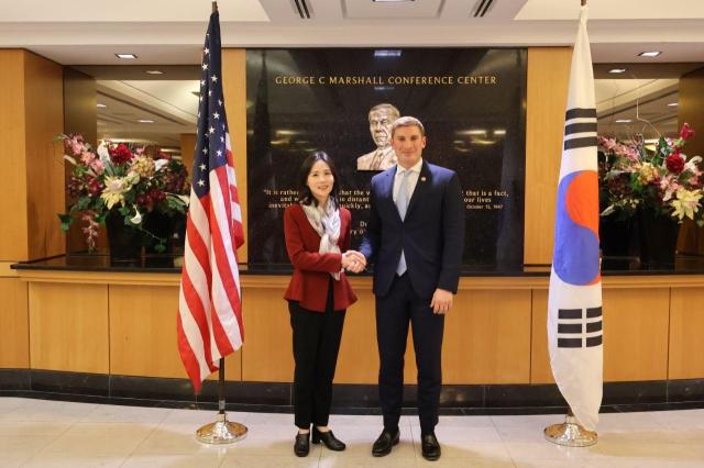 악수하는 김진아 외교2차관과 헬버그 미 국무차관 사진외교부