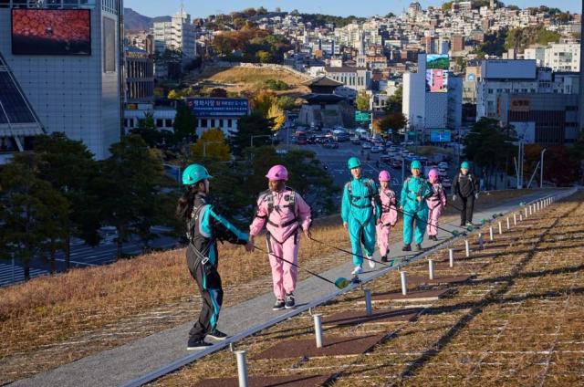참여자들이 안전장치 후 DDP 지붕을 직접 걷고 있다 사진서울시 