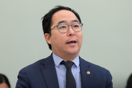 트럼프 행정부, 추방 전용기 6대 도입…100만명 추방 박차