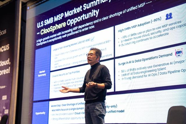 홍성완 클루커스 대표가 2025 타운홀 미팅에서 글로벌 AI MSP 전략과 IPO 추진 방향을 설명하고 있다사진클루커스