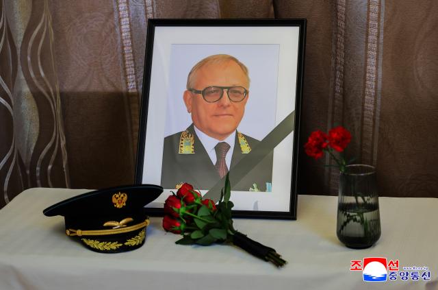 김정은 북한 국무위원장이 지난 10일 주북 러시아 대사관을 찾아 최근 별세한 알렉산드르 마체고라 대사를 추모했다고 조선중앙통신이 11일 보도했다 사진연합뉴스