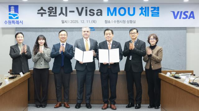 이재준 시장이 협약식 참석자들과 함께 하고 있다사진수원시