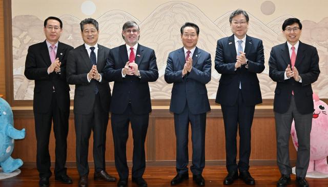 유정복 인천광역시장이 11일 시청 대접견실에서 파울 페르난도 두클로스 파로디Paul Fernando Duclos Parodi 주한 페루대사를 접견하고 참석자들과 기념촬영을 하고 있다 사진화성시