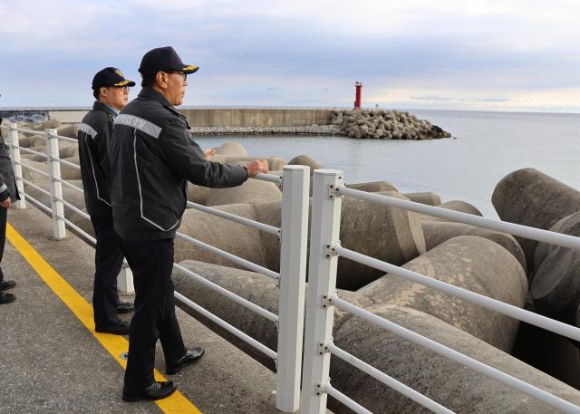 박홍식 강릉해경 서장이 주요 위험구역의 치안 현장을 점검하고 있다 사진강릉 해경