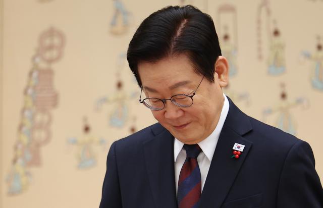 이재명 대통령이 11일 용산 대통령실에서 열린 주한대사 신임장 제정식을 마친 뒤 퇴장하고 있다 사진연합뉴스