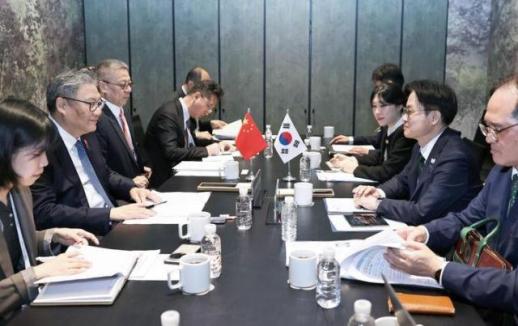 韩国产业长官时隔六年访华 两国经济合作有望全面升温