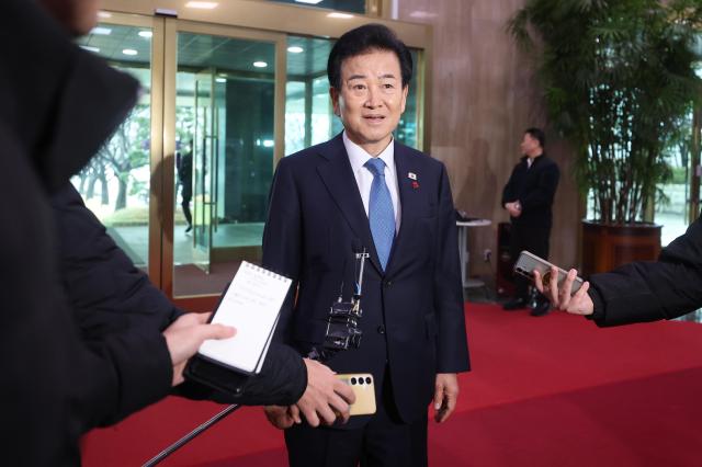 정동영 통일부 장관이 11일 서울 종로구 정부서울청사로 들어서며 통일교 금품수수 의혹에 대한 취재진 질문에 답하고 있다 사진연합뉴스