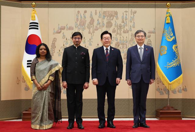 President Lee receives credentials from Indias new ambassador in Seoul