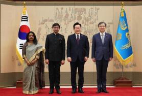 President Lee receives credentials from Indias new ambassador in Seoul