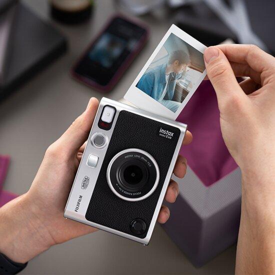 클래식한 디자인과 아날로그 감성을 살린 조작 방식의 디지털 즉석 카메라 인스탁스 미니 에보