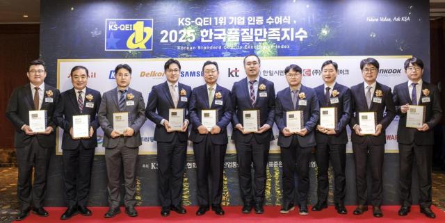 KS QEI 1위 기업 인증 수여식에서 KCC KCC글라스 KCC실리콘 KCC신한벽지 수상자들이 기념 사진을 촬영하고 있다 사진KCC