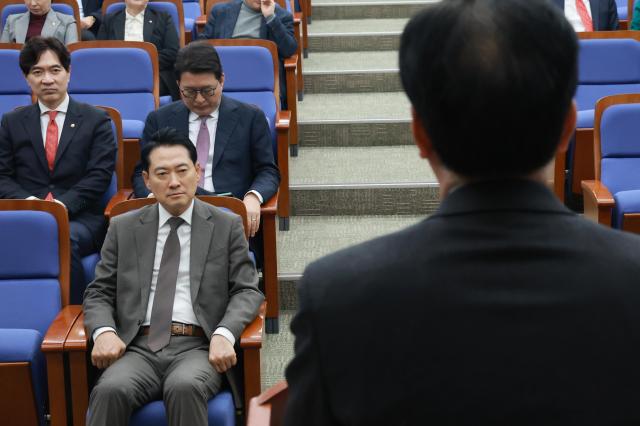 장동혁 국민의힘 대표가 11일 국회 의원총회에서 송언석 원내대표의 발언을 듣고 있다 사진연합뉴스 