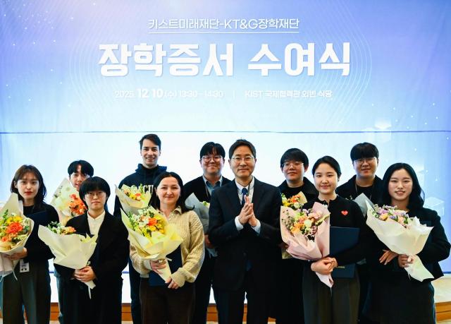 안홍필 KTG장학재단 사무국장앞줄 왼쪽에서 네 번째이 과학인재 장학생들과 기념촬영을 하고 있다 사진KTG