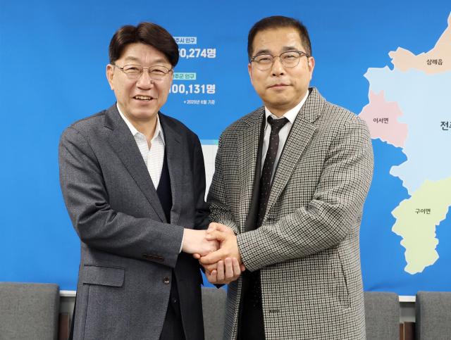 우범기 전주시장왼쪽과 피터 유 뉴질랜드 쿠뮤 필름 스튜디오 대표가 10일 영화·영상 산업 발전과 전주 투자 계획 등에 논의하고 있다사진전주시