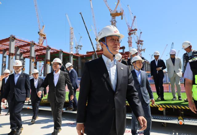 김민석 국무총리가 11일 경기도 용인시 처인구 용인 반도체 클러스터 공사 현장을 방문 기념 촬영 후 이동하고 있다 사진연합뉴스