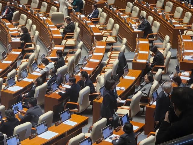 곽규택 국민의힘 의원이 11일 국회 본회의에서 형사소송법 개정안 필리버스터무제한 토론를 시작하자 더불어민주당 의원들이 회의장을 나가고 있다 사진신진영 기자